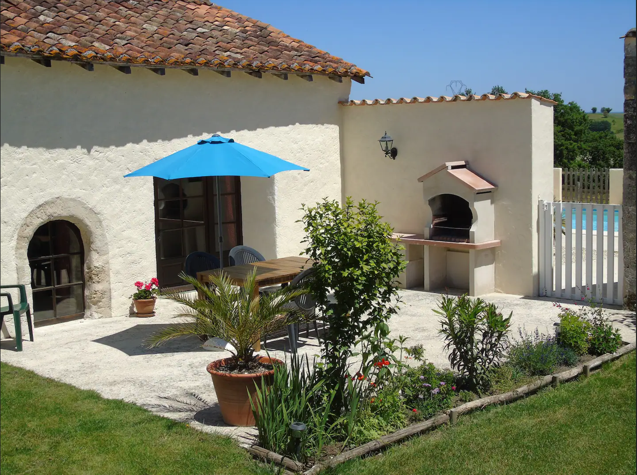 Cozy gîte in the Charente region of France with access to heated pool